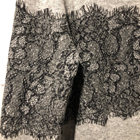 Turtleneck sweater with lace detail - Picture 2 of 3